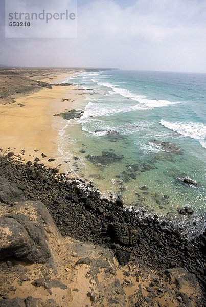 Erhöhte Ansicht der Wellen am Strand  Fuertoventura  Kanaren  Spanien