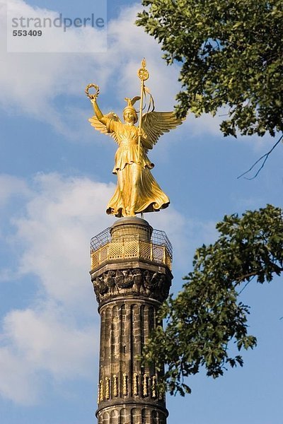 Untersicht Statue  Berlin  Deutschland