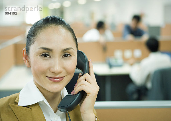 Geschäftsfrau mit Telefon im Büro
