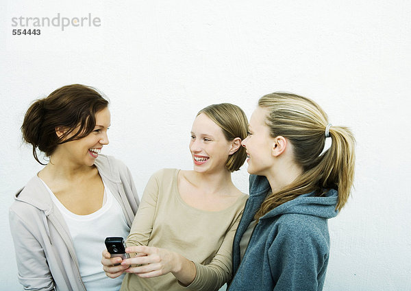 Junge Freundinnen schauen gemeinsam aufs Handy