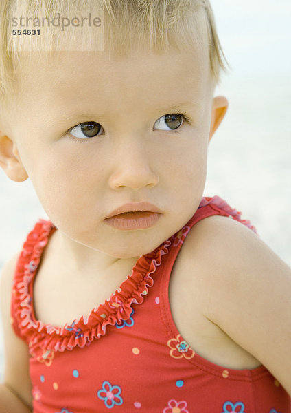 Kleines Mädchen am Strand  Nahaufnahme Porträt