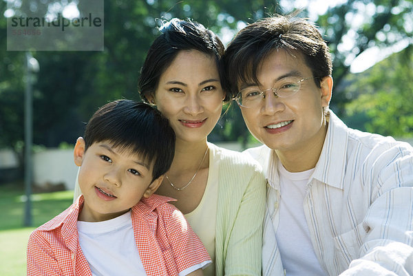 Familie  lächelnd vor der Kamera  Porträt