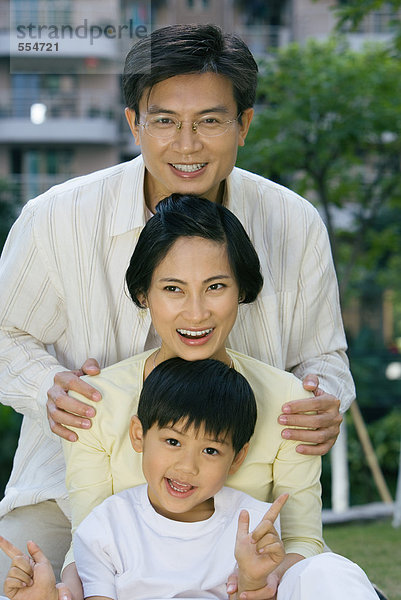 Familie  lächelnd vor der Kamera  Porträt