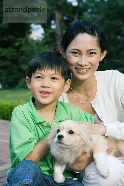 Junge mit Mutter und Hund  Portrait