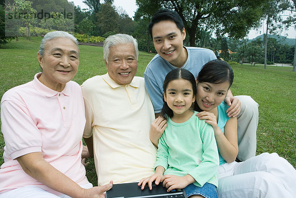 Drei Generationen Familie  lächelnd vor der Kamera
