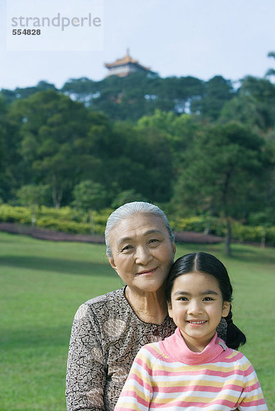 Mädchen mit Großmutter  Portrait