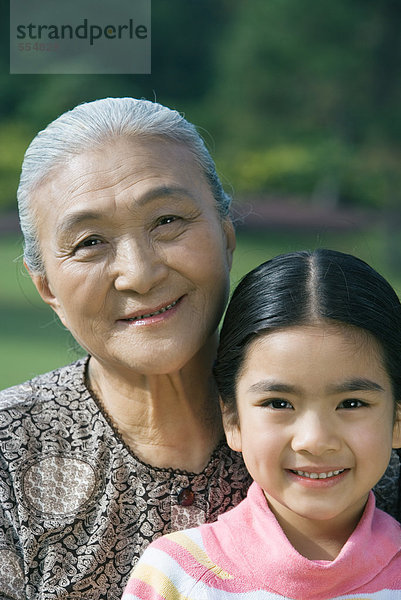 Mädchen mit Großmutter  Portrait