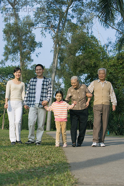 Drei Generationen Familienwandern im Park