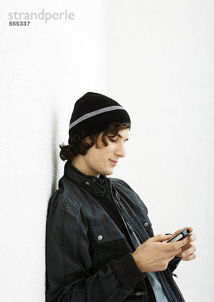 Junger Mann mit Handy