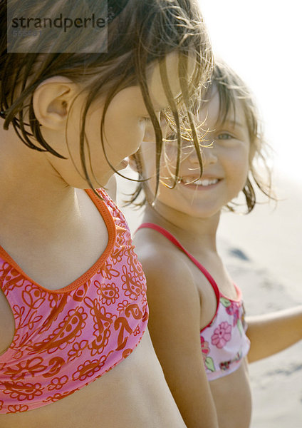 Zwei Mädchen am Strand  Nahaufnahme