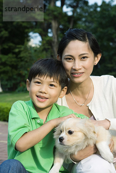 Mutter und Sohn mit Hund  Portrait