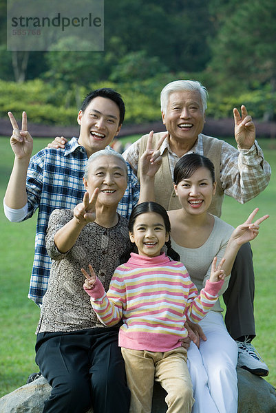 Drei Generationen Familie im Park  Porträt