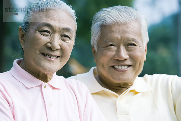 Seniorenpaar  lächelnd vor der Kamera  Porträt