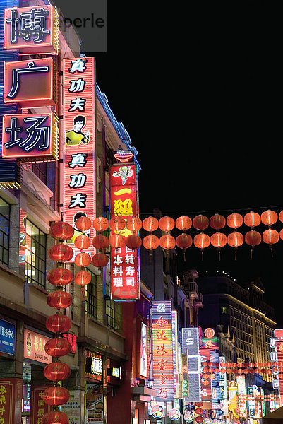 China  Guangzhou  Neonbeleuchtung bei Nacht