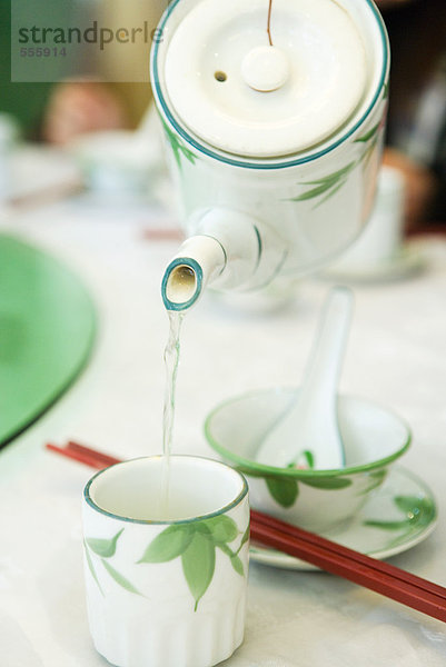 Gießen von Tee aus der Teekanne