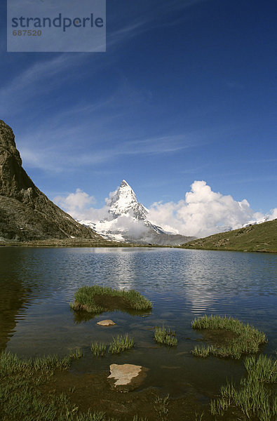 See mit Berg im Hintergrund  Matterhorn  Schweiz
