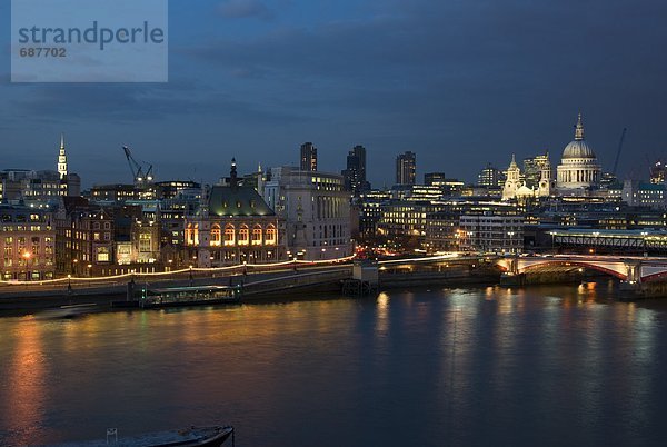 Gebäude am Ufer  St. Paul s Cathedral  Thames River  London  England