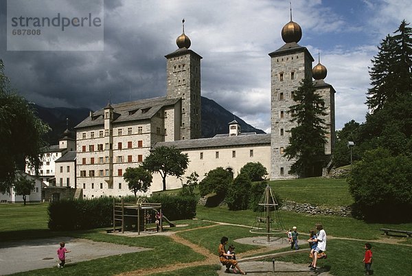 Palast Schloß Schlösser frontal Kanton Wallis spielen Schweiz