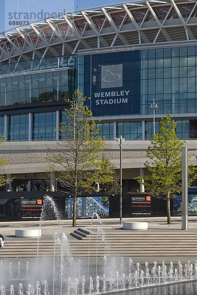Springbrunnen vor dem Fußballstadion  Wembley Stadium  Wembley  London  England