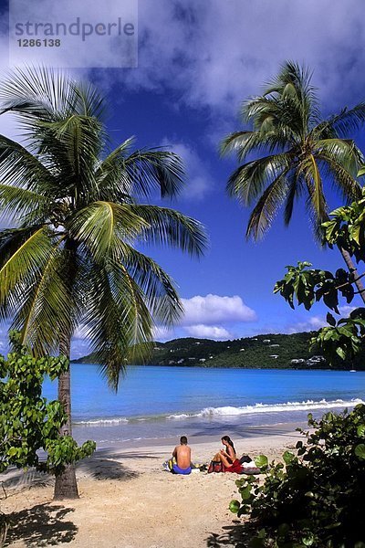 Paar am Strand  US Virgin Islands  Inseln über dem Winde  Kleine Antillen  West Indies