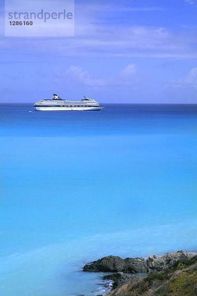 Schiff im Meer  St. Martin  Inseln über dem Winde  West Indies