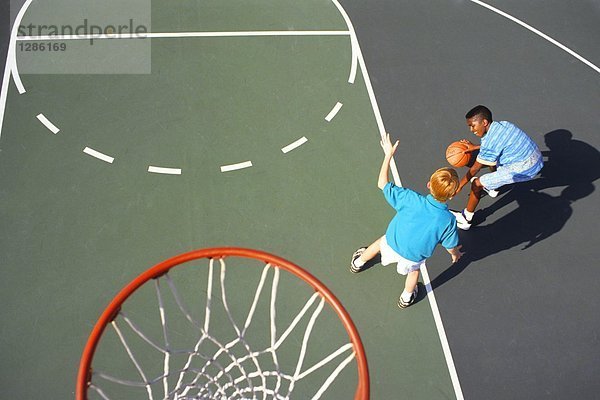 Erhöhte Ansicht der Boys Basketball spielen