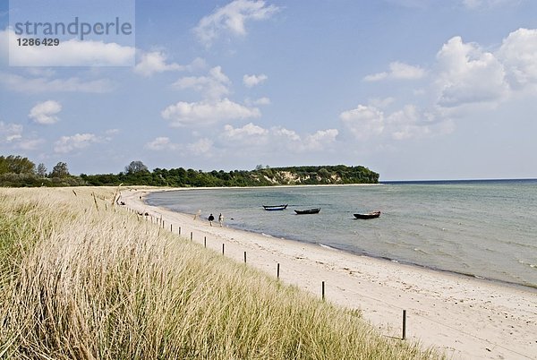 Zwei Menschen zu Fuß am Strand  Moenchgut  Insel Rügen  Mecklenburg-Vorpommern  Deutschland