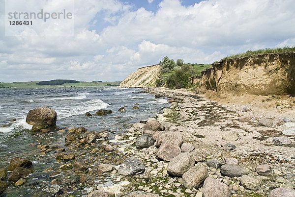 Felsen an der Küste unter bewölkten Himmel  Moenchgut  Insel Rügen  Mecklenburg-Vorpommern  Deutschland