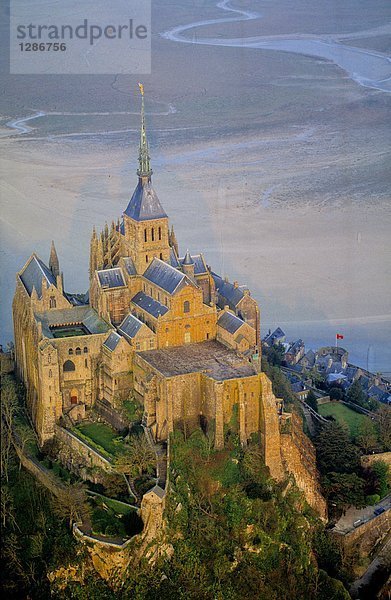 Luftbild des Schlosses auf Klippe