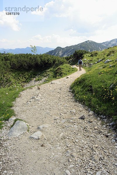 Wanderer zu Fuß auf Spur  Salzkammergut  Oberösterreich  Österreich