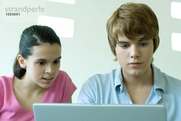 Teenager-Freunde mit Laptop zusammen