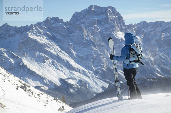 Italien  Dolomiten  Frau im Schnee  Rückansicht