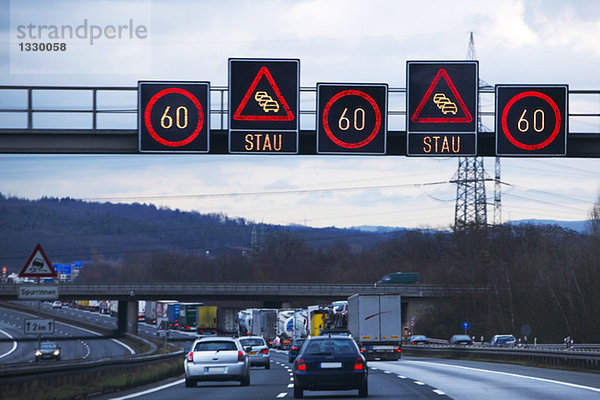 Verkehrs- und Geschwindigkeitsbegrenzungsschilder auf der Autobahn