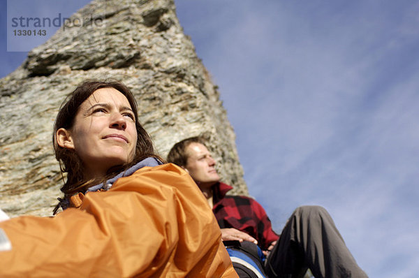 Junges Paar  das sich in den Bergen ausruht  Fokus auf die Frau  niedriger Blickwinkel