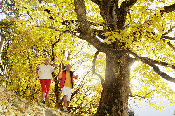 Seniorenpaar Nordic Walking im Freien