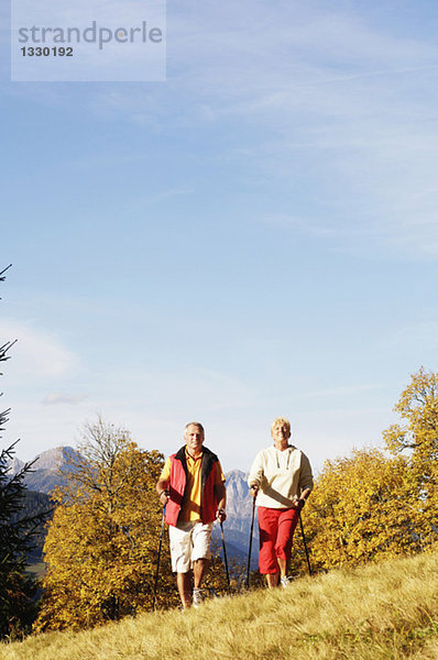 Seniorenpaar Nordic Walking im Freien