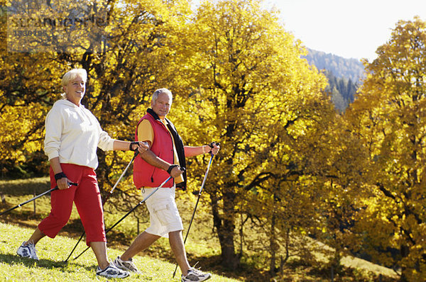 Seniorenpaar Nordic Walking im Freien