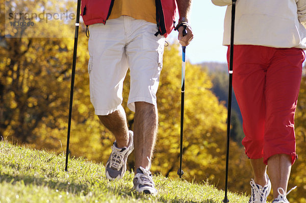 Seniorenpaar Nordic Walking  Nahaufnahme  niedrige Sektion