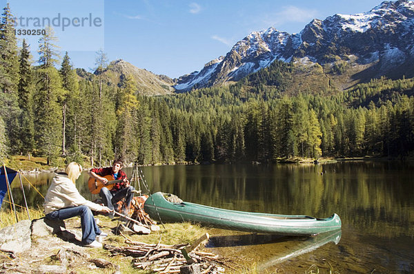 Junges Paar beim Zelten am See