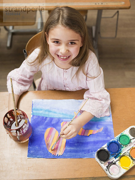 Mädchen (4-7) Malerei  lächelnd  Hochansicht  Portrait