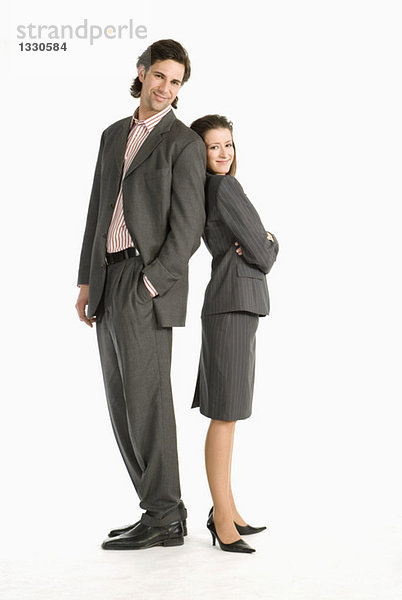 Geschäftsmann und Geschäftsfrau stehen Rücken an Rücken  lächelnd