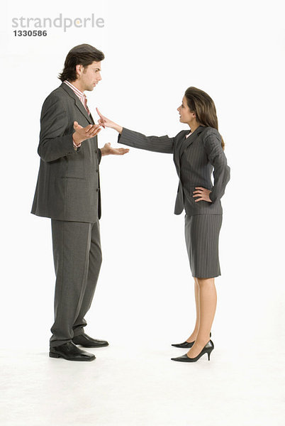 Geschäftsmann und Geschäftsfrau diskutieren  Seitenansicht