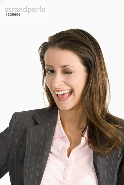 Geschäftsfrau zwinkernd  lachend  Portrait  Nahaufnahme