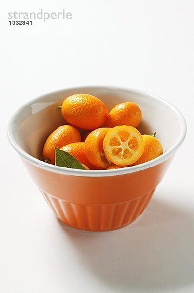 Kumquats in orangefarbener Schale