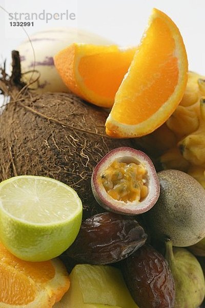 Exotisches Früchtestilleben mit Kokosnuss