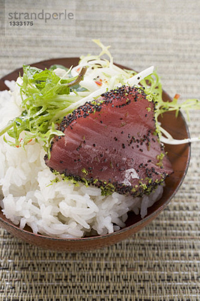 Rohes Thunfischfilet mit Mohn auf Reis