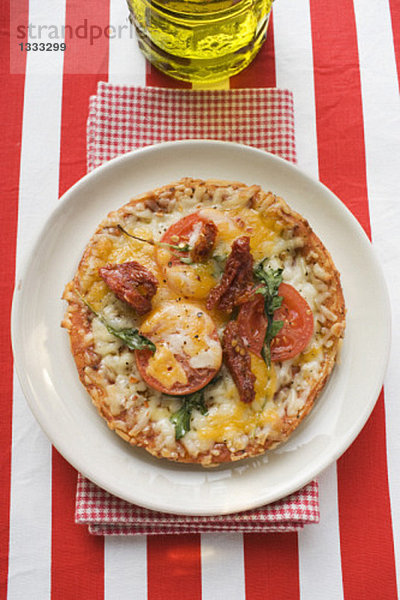 Minipizza mit frischen und getrockneten Tomaten