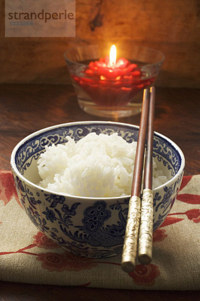 Schale Reis vor Schwimmkerze (Asien)