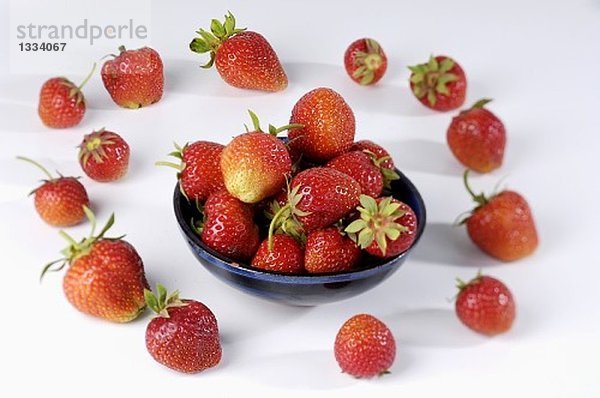 Erdbeeren in einem Schälchen und daneben