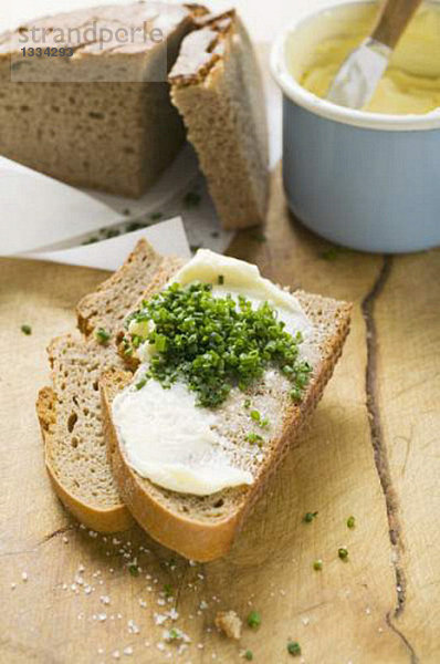 Frisches Brot mit Butter und Schnittlauch